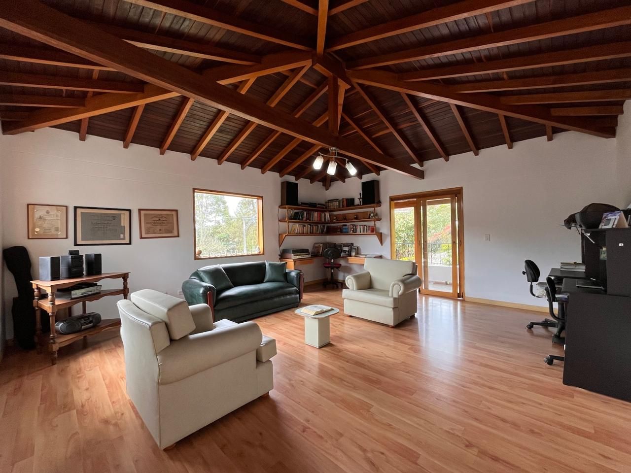 Casa en venta Antioquia Envigado Loma Del Atravesado 1351 m2 Habitaciones 3 Baños 4 Garajes 4 Precio $1830000000