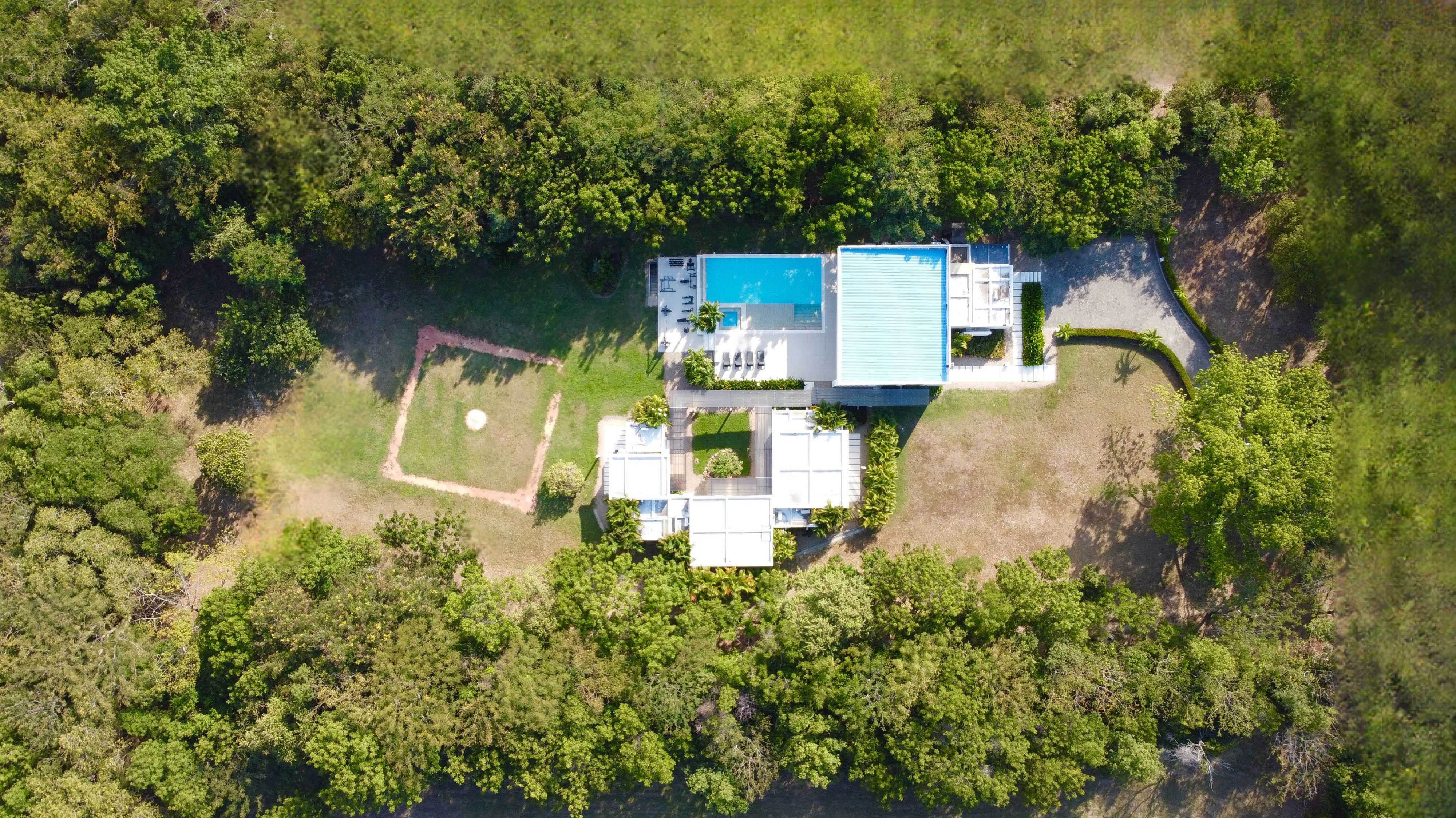 Casa en arriendo o venta Cundinamarca Girardot Togorama 6385 m2 Habitaciones 6 Baños 6 Garajes 4 Precio venta $2400000000 Precio arriendo $11840000