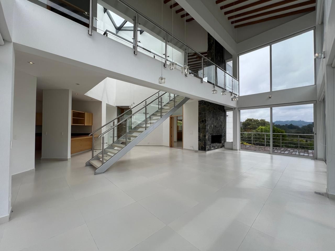 Casa en arriendo o venta Antioquia El Carmen De Viboral Barrio Ospina 3000 m2 Habitaciones 4 Baños 4 Garajes 2 Precio venta $2740000000 Precio arriendo $14125900