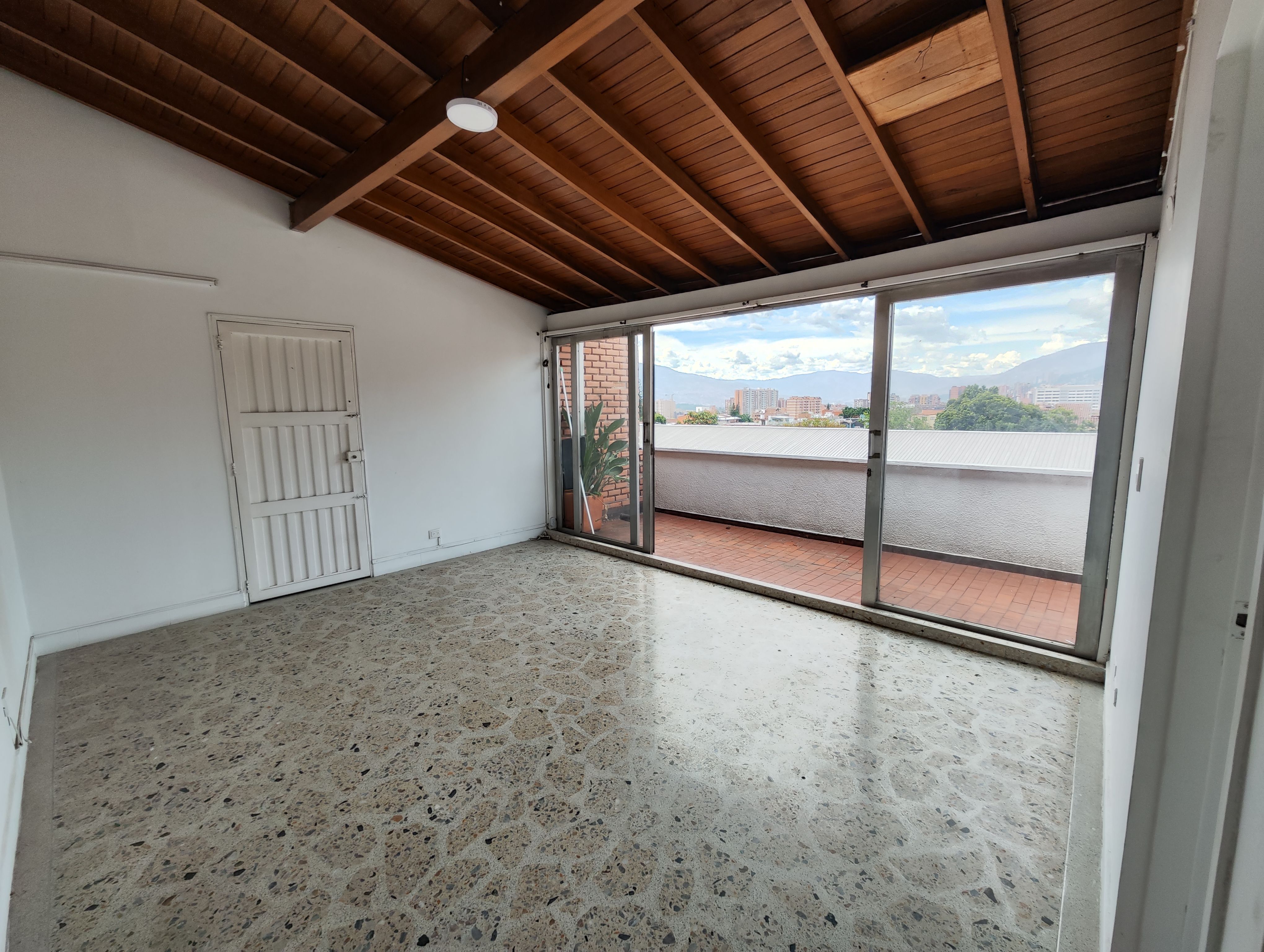 Apartamento en arriendo Antioquia Envigado Zona Centro 112 m2 Habitaciones 3 Baños 2 Garajes 0 Precio $2200000