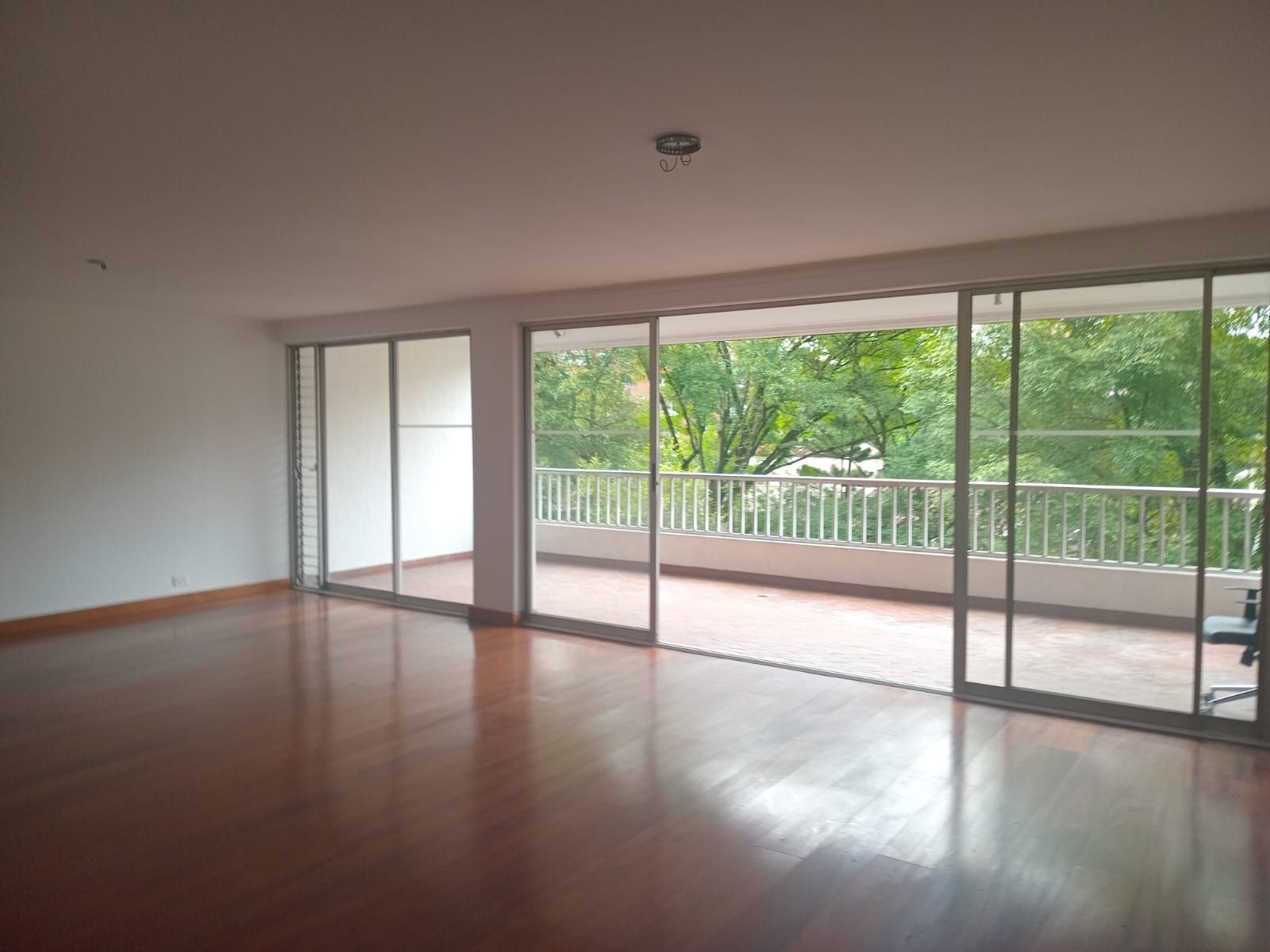 Apartamento en arriendo Antioquia Medellín La Florida 195 m2 Habitaciones 4 Baños 3 Garajes 2 Precio $8200000