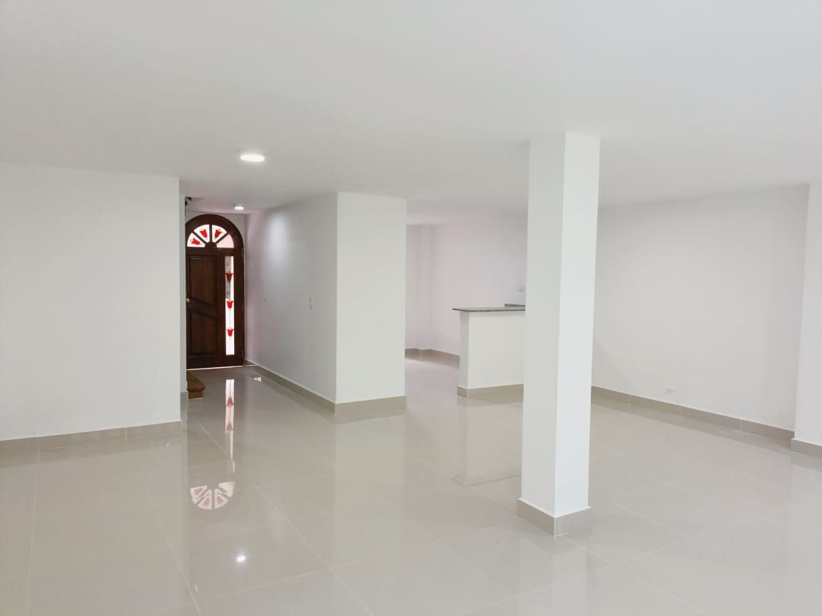 Casa en arriendo Antioquia Medellín La Mota 310 m2 Habitaciones 4 Baños 4 Garajes 2 Precio $5000000