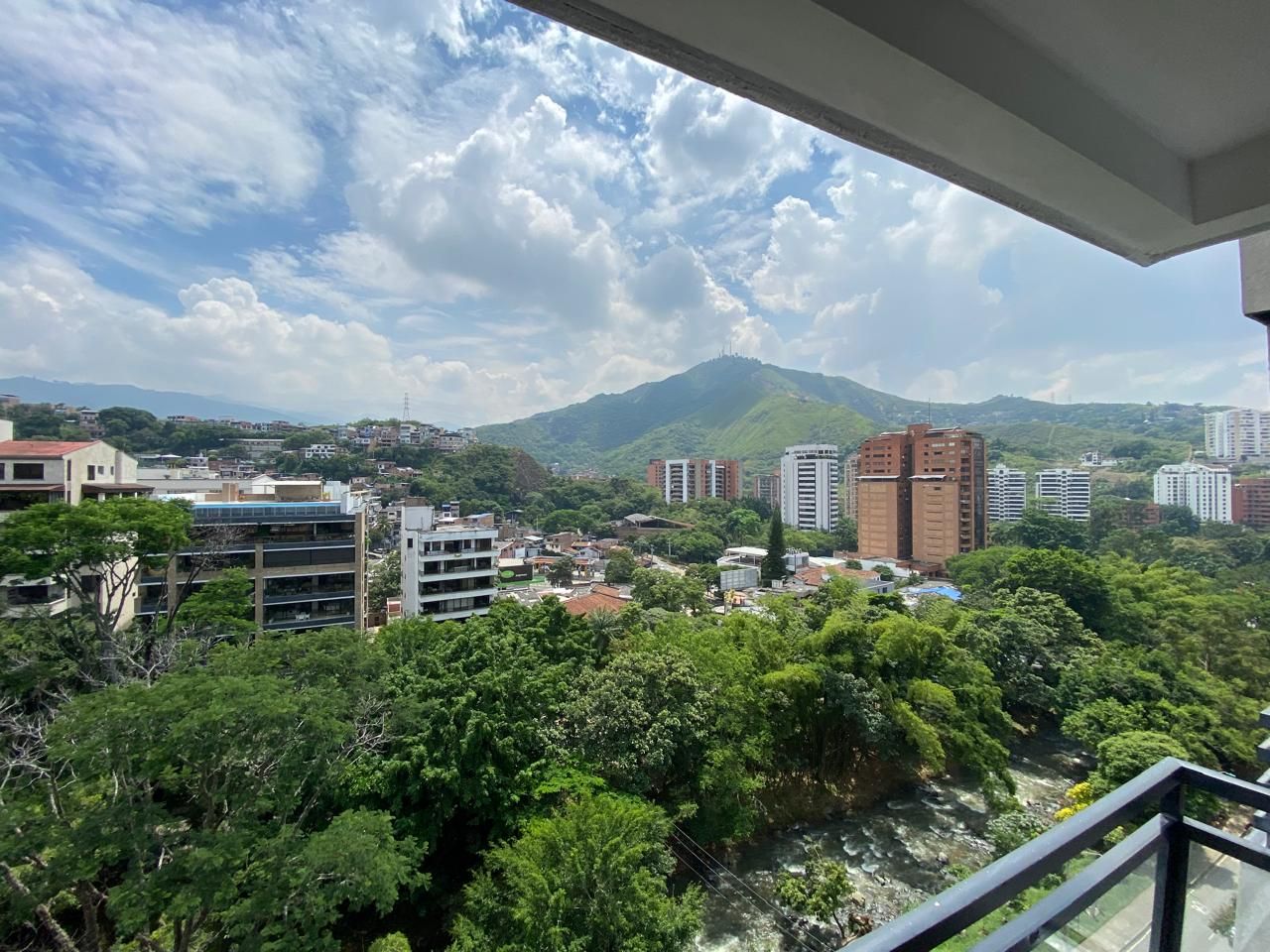 Apartamento en arriendo Valle Del Cauca Cali Santa Teresita 170 m2 Habitaciones 4 Baños 5 Garajes 1 Precio $5100000