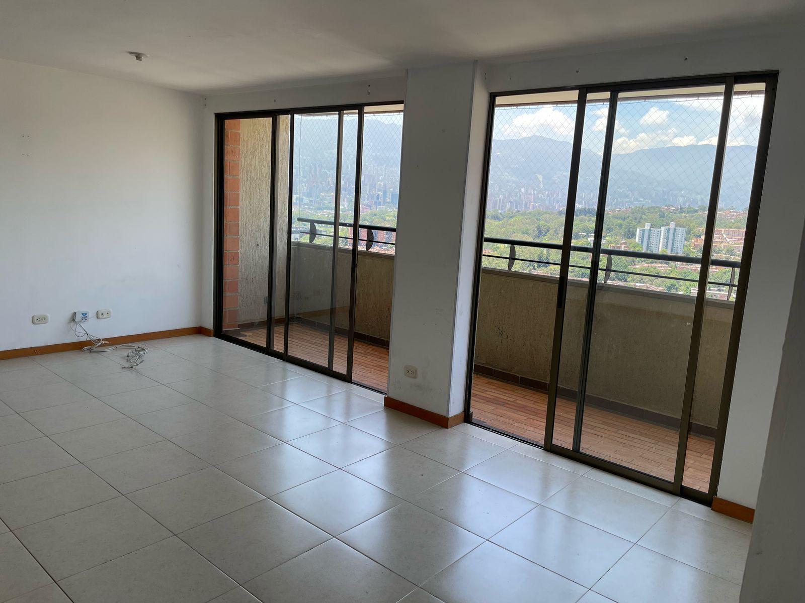 Apartamento en venta Antioquia Medellín Loma De Los Bernal 84 m2 Habitaciones 3 Baños 2 Garajes 2 Precio $480000000