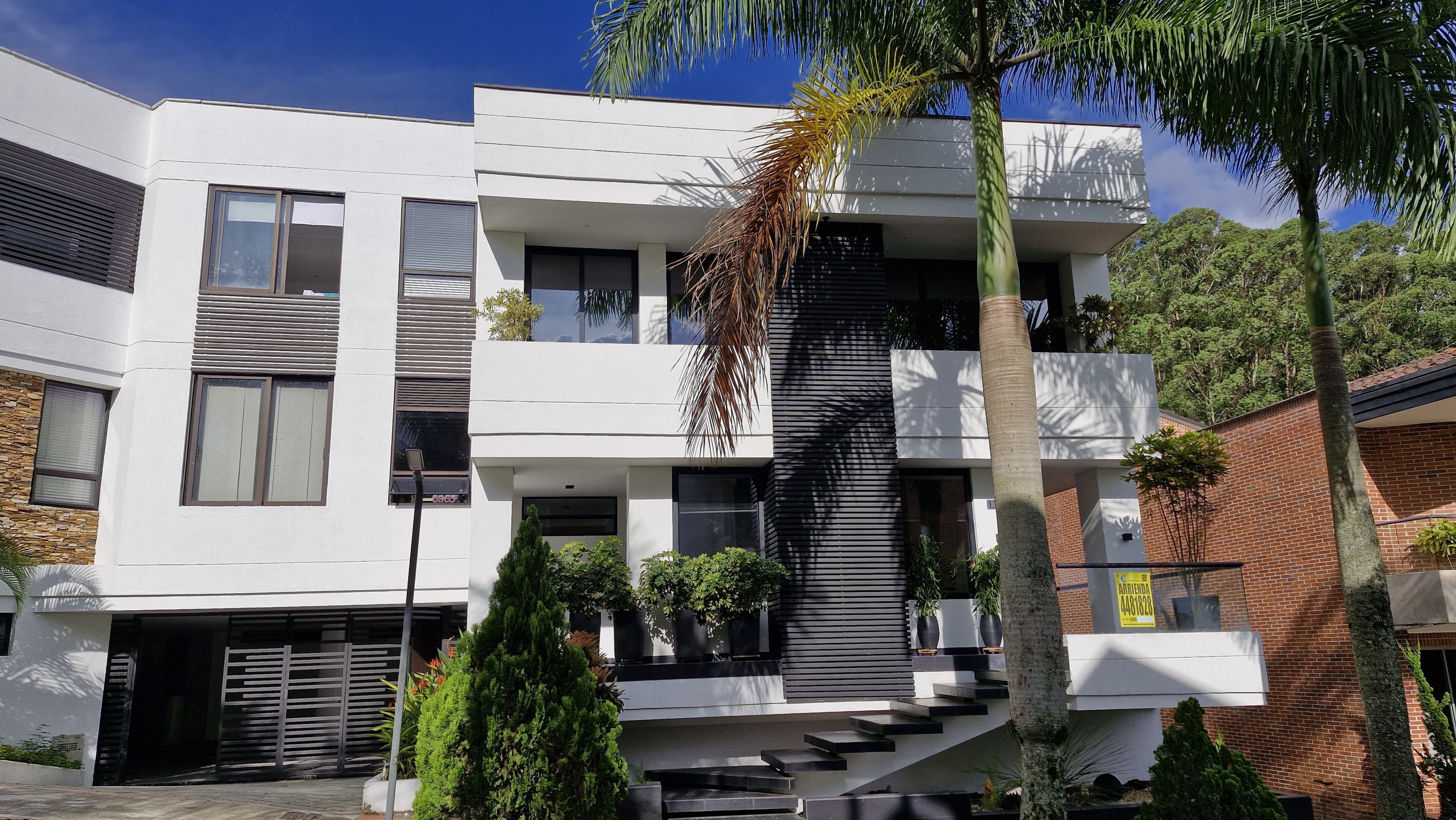 Casa en arriendo Antioquia Medellín Altos Del Poblado 350 m2 Habitaciones 6 Baños 6 Garajes 2 Precio $27000000