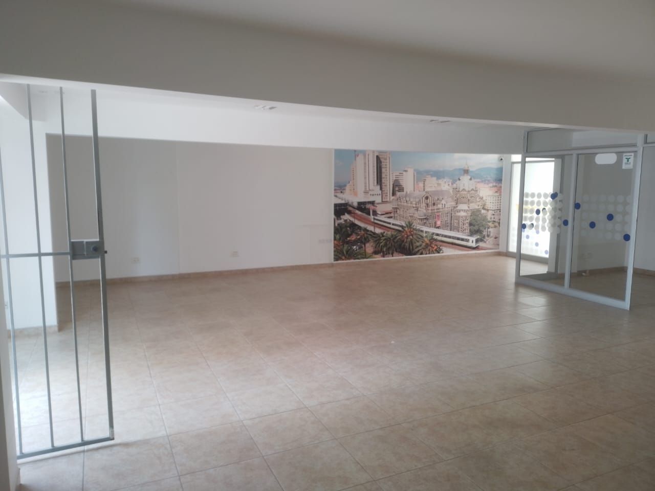 Oficina en arriendo Antioquia Medellín Miravalle 250 m2 Habitaciones 0 Baños 4 Garajes 3 Precio $10000000