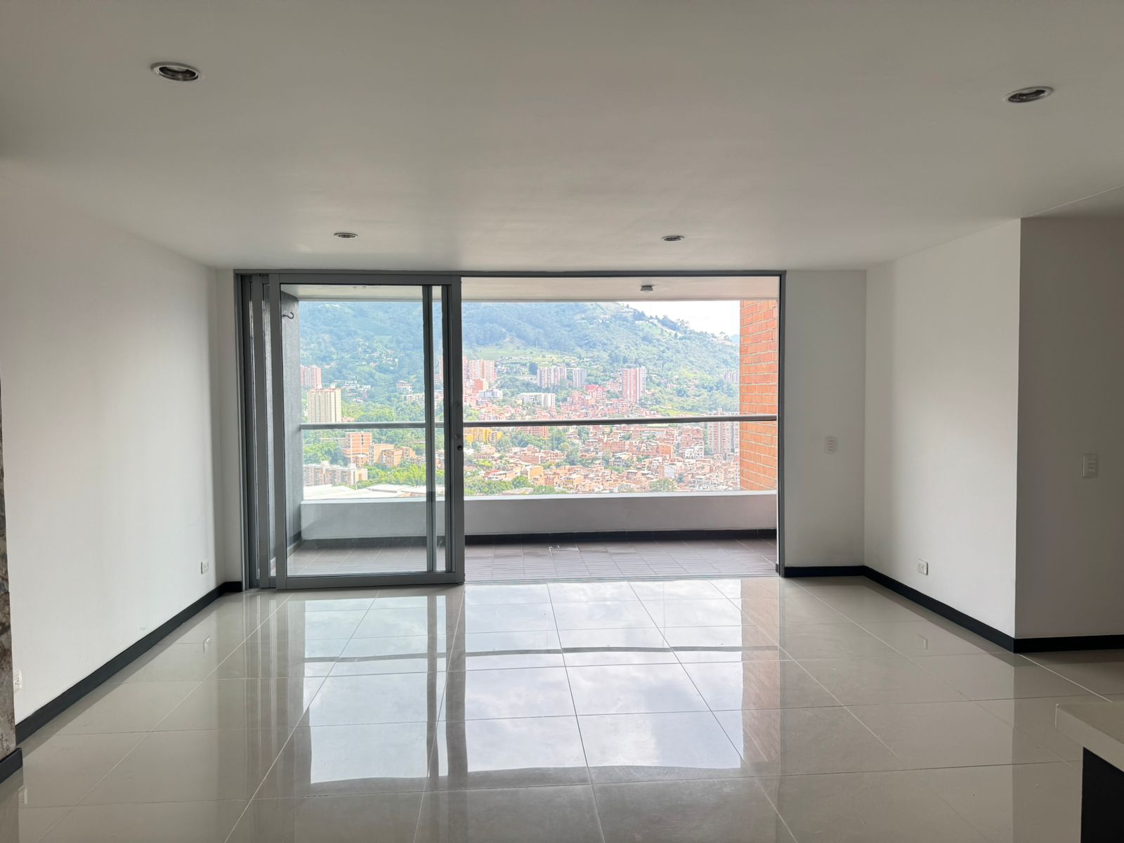 Apartamento en arriendo Antioquia Envigado Alqueria De San Isidro 110 m2 Habitaciones 3 Baños 2 Garajes 2 Precio $5200000