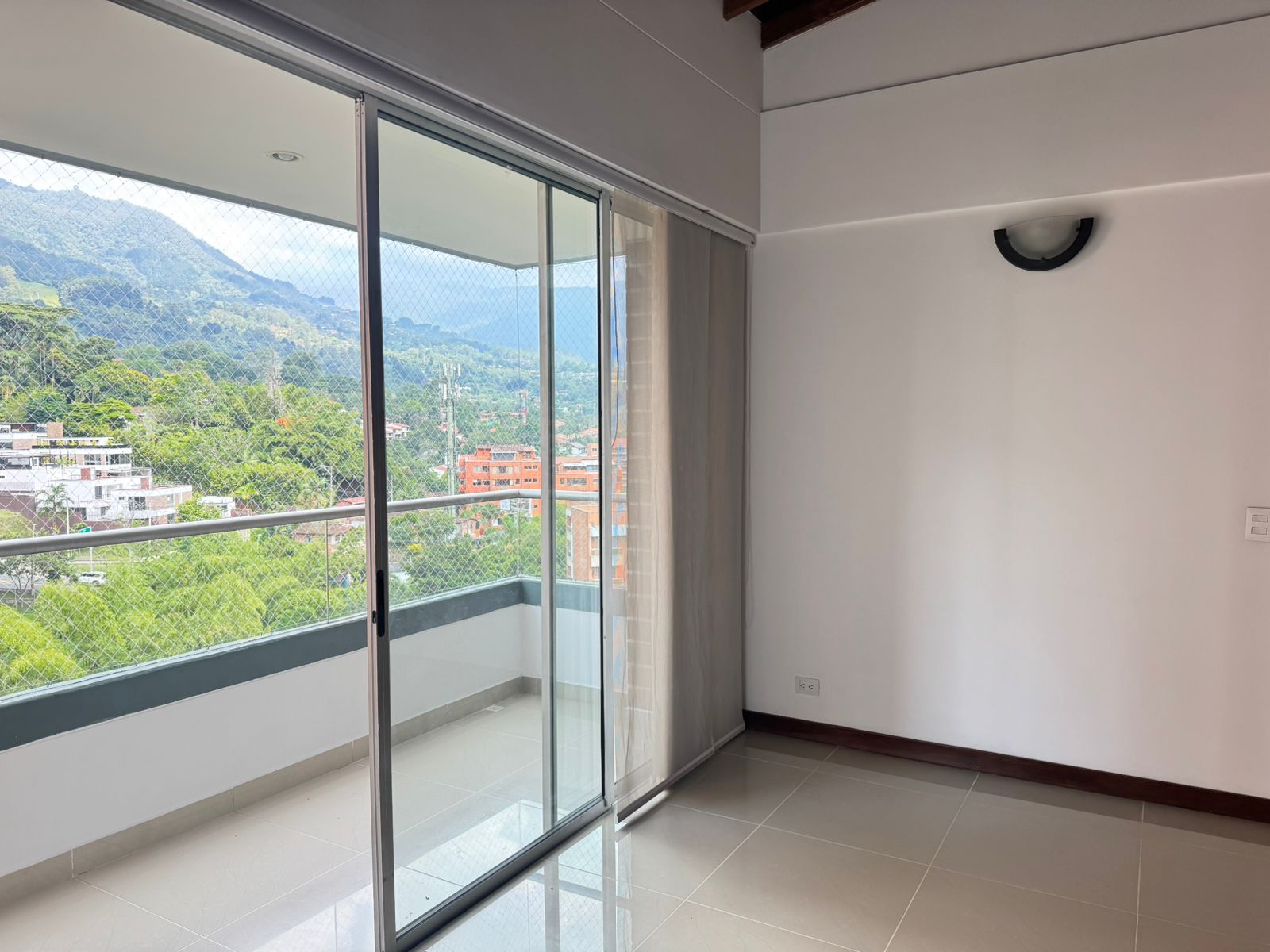 Apartamento en arriendo Antioquia Envigado La Inmaculada 88 m2 Habitaciones 2 Baños 2 Garajes 2 Precio $3700000