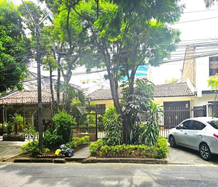 Casa en venta Valle Del Cauca Cali Prados Del Norte 330 m2 Habitaciones 4 Baños 6 Garajes 4 Precio $790000000