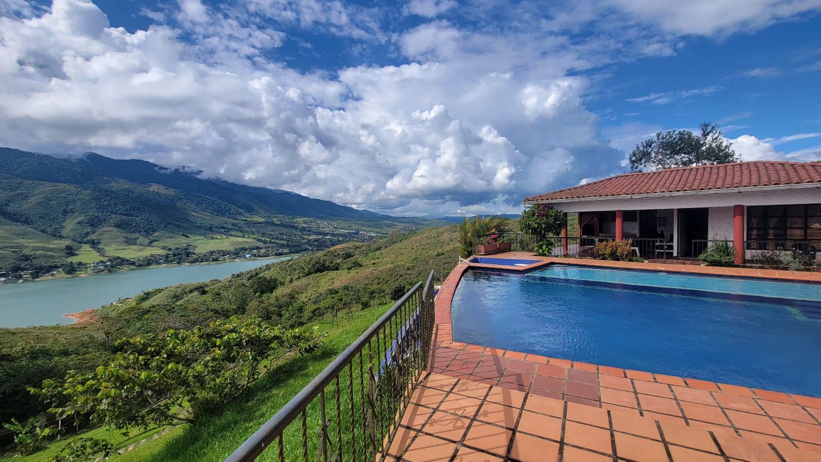 Finca en venta Valle Del Cauca Calima Calima 700 m2 Habitaciones 7 Baños 6 Garajes 8 Precio $1800000000