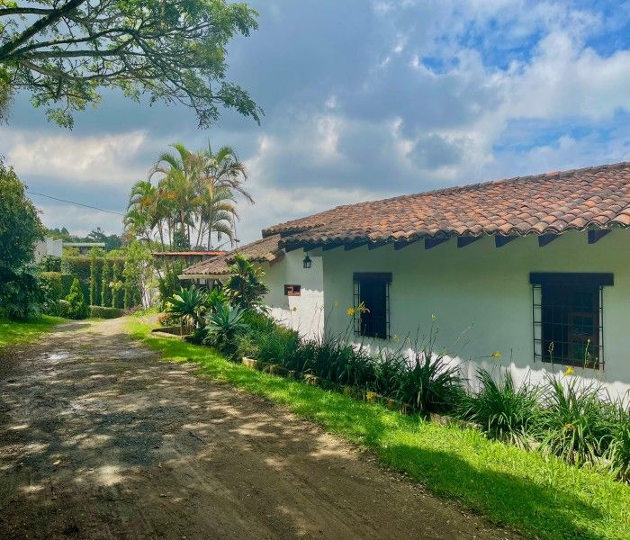 Casa en arriendo Valle Del Cauca Yumbo Yumbo 300 m2 Habitaciones 4 Baños 3 Garajes 8 Precio $4500000