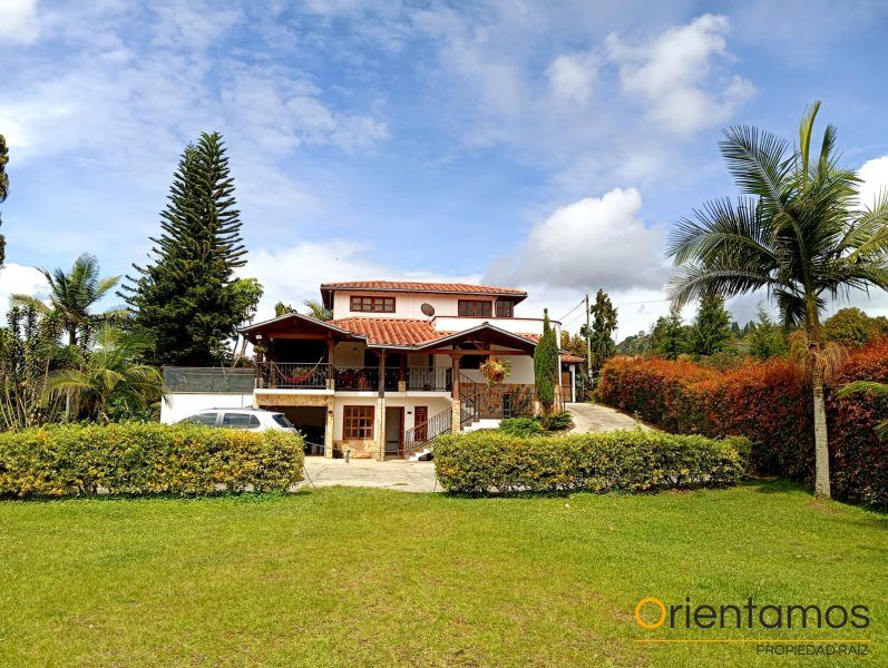 Finca en arriendo o venta Antioquia Guarne Centro 7470 m2 Habitaciones 4 Baños 4 Garajes 1 Precio venta $2500000000 Precio arriendo $8900000