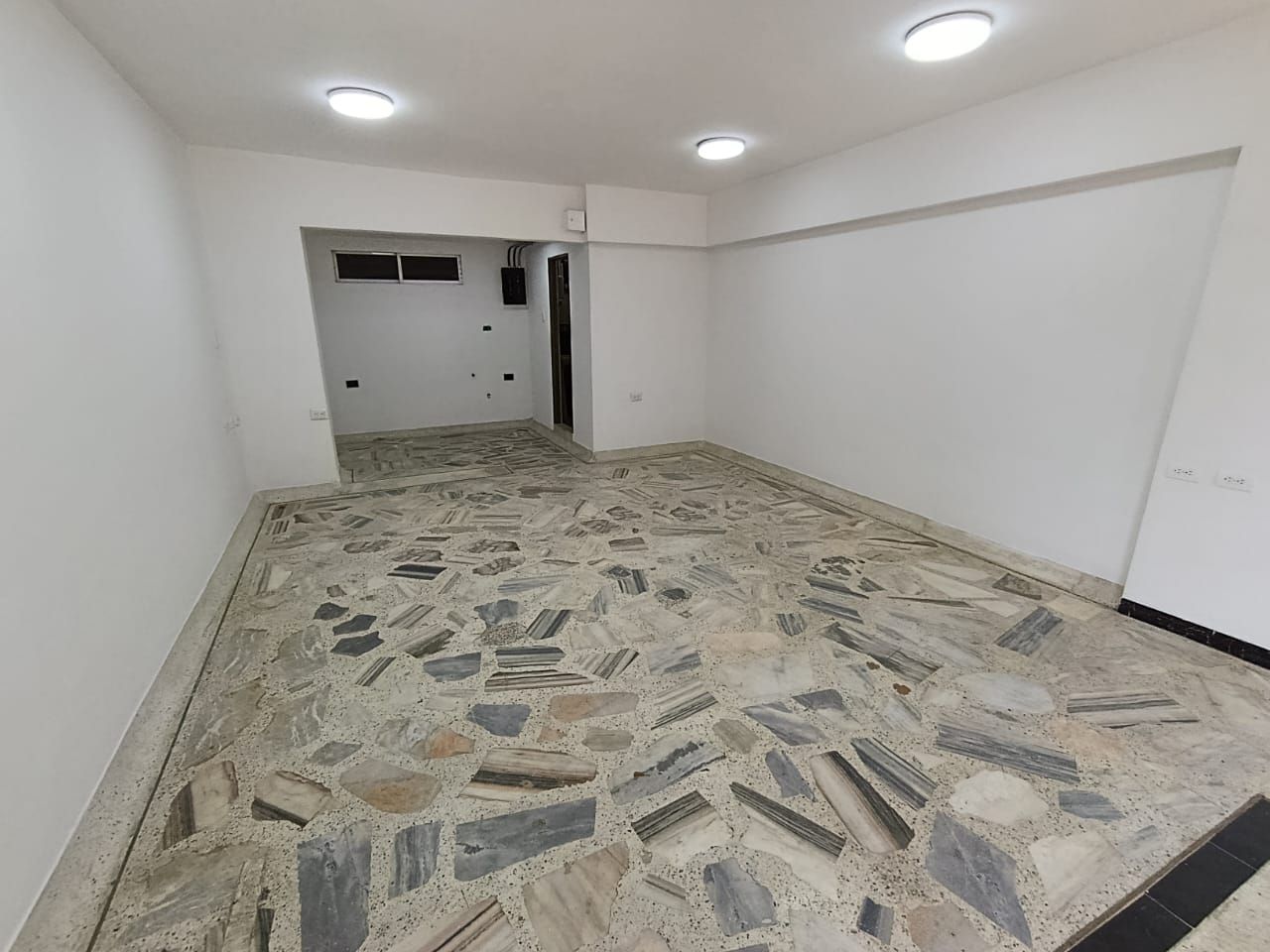 Local en arriendo Valle Del Cauca Cali Lili 40 m2 Habitaciones 0 Baños 1 Garajes 2 Precio $2400000