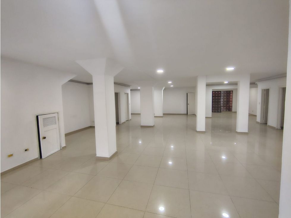 Local en arriendo Valle Del Cauca Cali Santa Mónica 200 m2 Habitaciones 0 Baños 2 Garajes 4 Precio $7500000