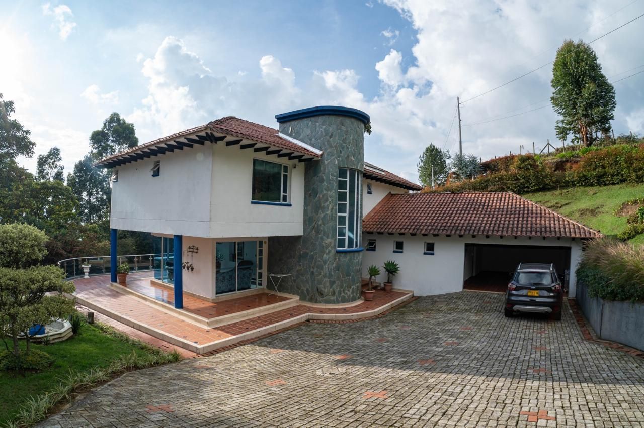 Finca en venta Antioquia Medellín San Diego 1000 m2 Habitaciones 6 Baños 3 Garajes 2 Precio $3000000000