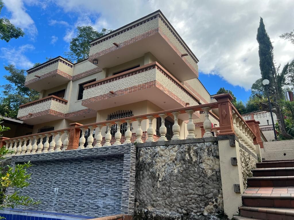 Finca en venta Antioquia La Estrella Centro 750 m2 Habitaciones 3 Baños 3 Garajes 7 Precio $1800000000