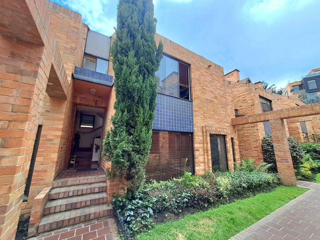 Casa en venta Cundinamarca Bogotá Bella Suiza 196 m2 Habitaciones 4 Baños 5 Garajes 2 Precio $1290000000