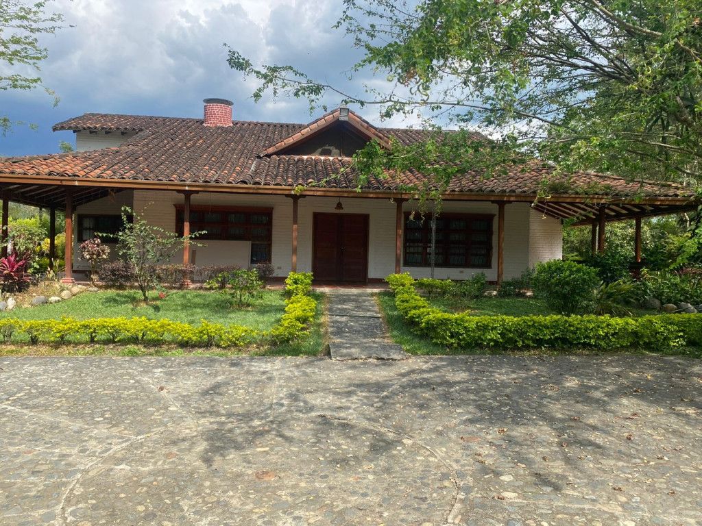 Finca en venta Valle Del Cauca El Cerrito El Cerrito 1000 m2 Habitaciones 4 Baños 4 Garajes 17 Precio $1800000000