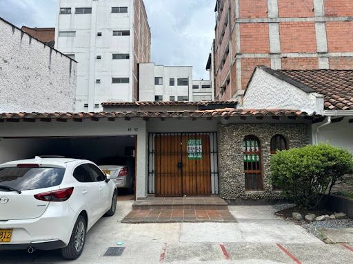 Casa en arriendo Antioquia Medellín Los Conquistadores 350 m2 Habitaciones 7 Baños 4 Garajes 4 Precio $9800000