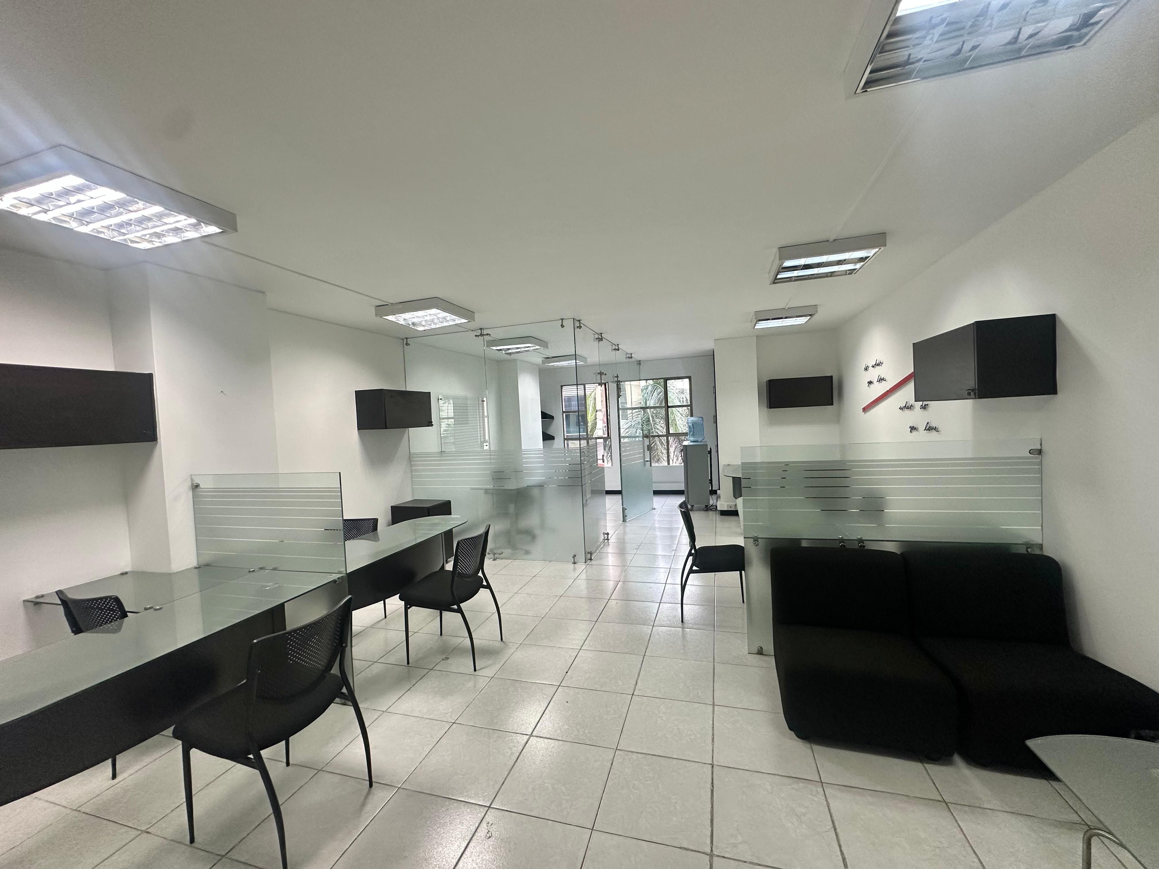 Oficina en arriendo o venta Santander Bucaramanga Sotomayor 51 m2 Habitaciones 0 Baños 1 Garajes 1 Precio venta $370000000 Precio arriendo $3009000