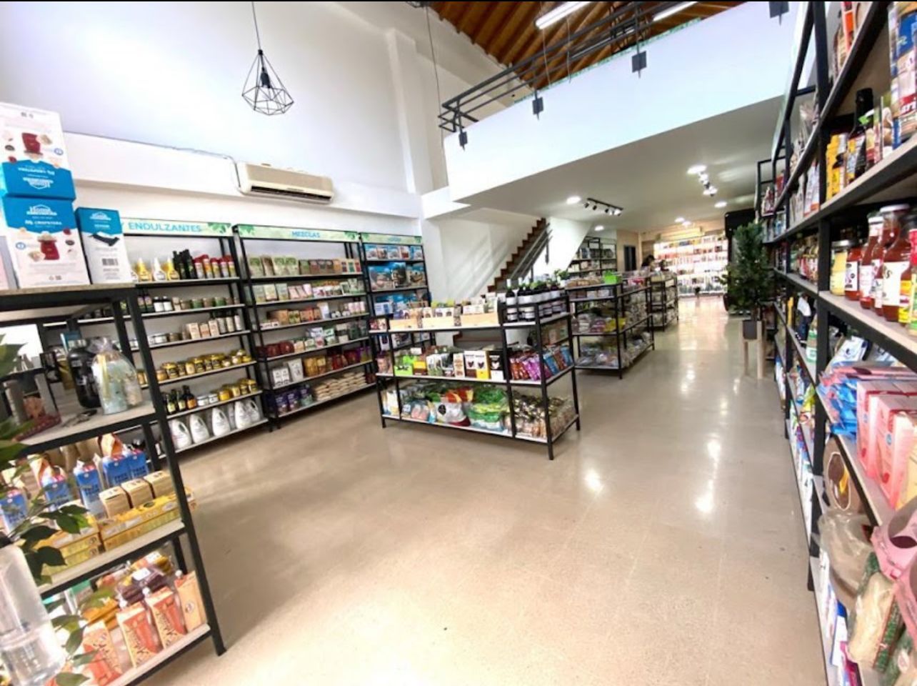 Local Comercial en venta Antioquia Medellín Urbanizacion Los Laureles 134 m2 Habitaciones 0 Baños 2 Garajes 0 Precio $1100000000