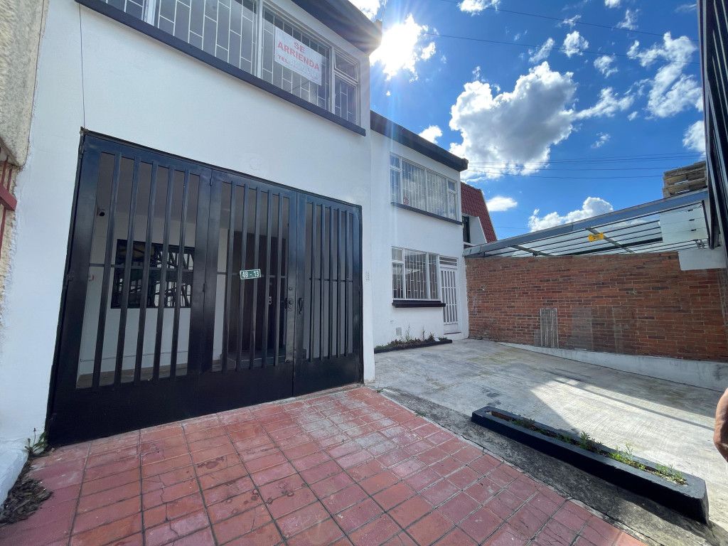 Oficina en arriendo Cundinamarca Bogotá Estoril 300 m2 Habitaciones 0 Baños 4 Garajes 2 Precio $7300000