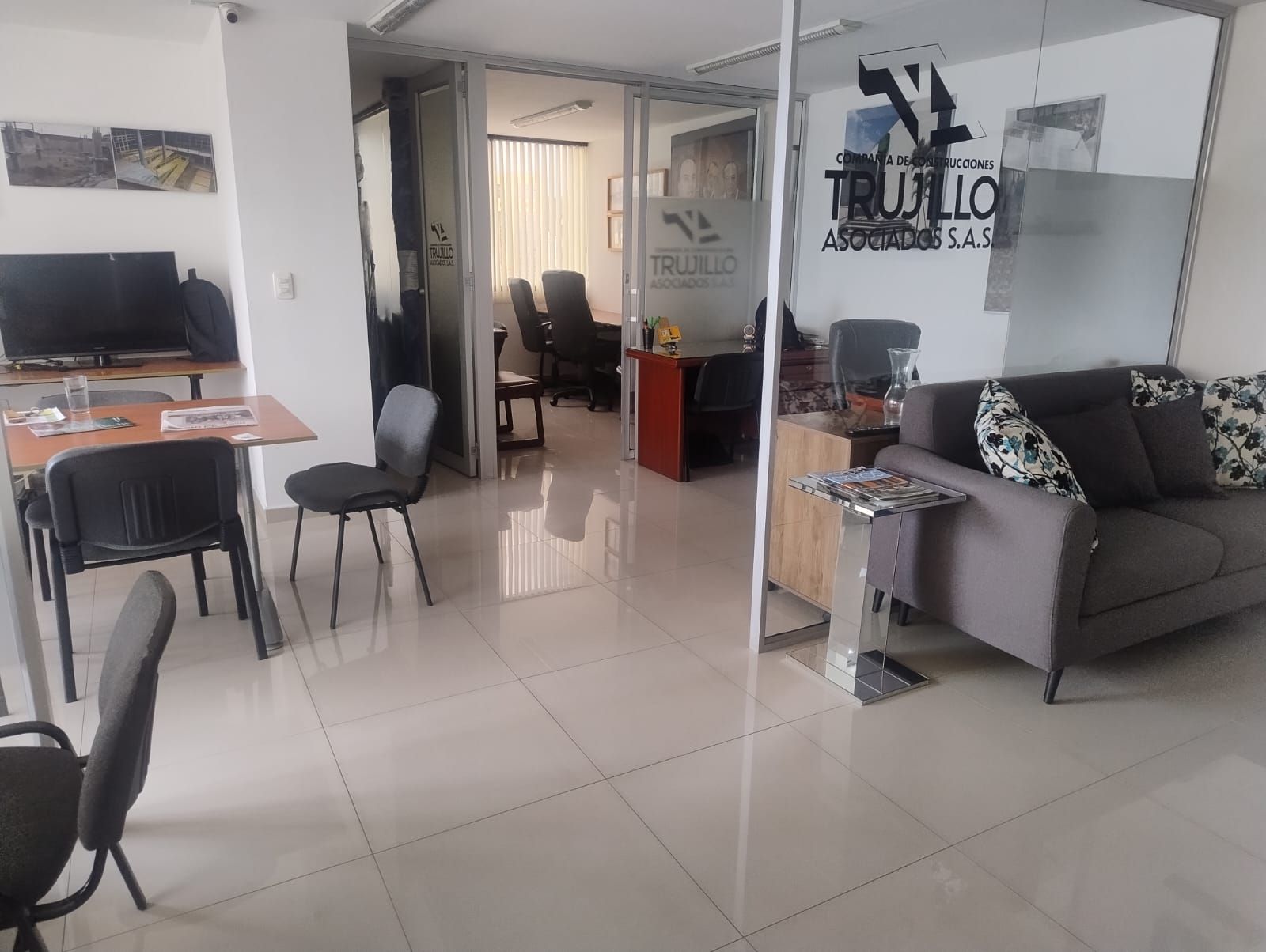 Oficina en arriendo o venta Risaralda Pereira Avenida 30 De Agosto 65 m2 Habitaciones 0 Baños 1 Garajes 1 Precio venta $400000000 Precio arriendo $3600000