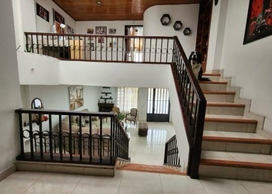 Casa en arriendo o venta Cundinamarca Bogotá Normandia Occidental 190 m2 Habitaciones 5 Baños 4 Garajes 1 Precio venta $800000000 Precio arriendo $4500000