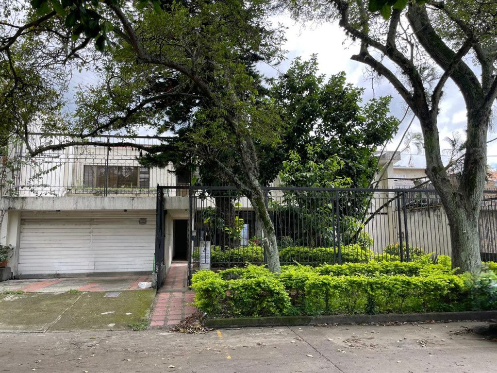 Casa en venta Valle Del Cauca Cali El Bosque 420 m2 Habitaciones 5 Baños 4 Garajes 3 Precio $920000000