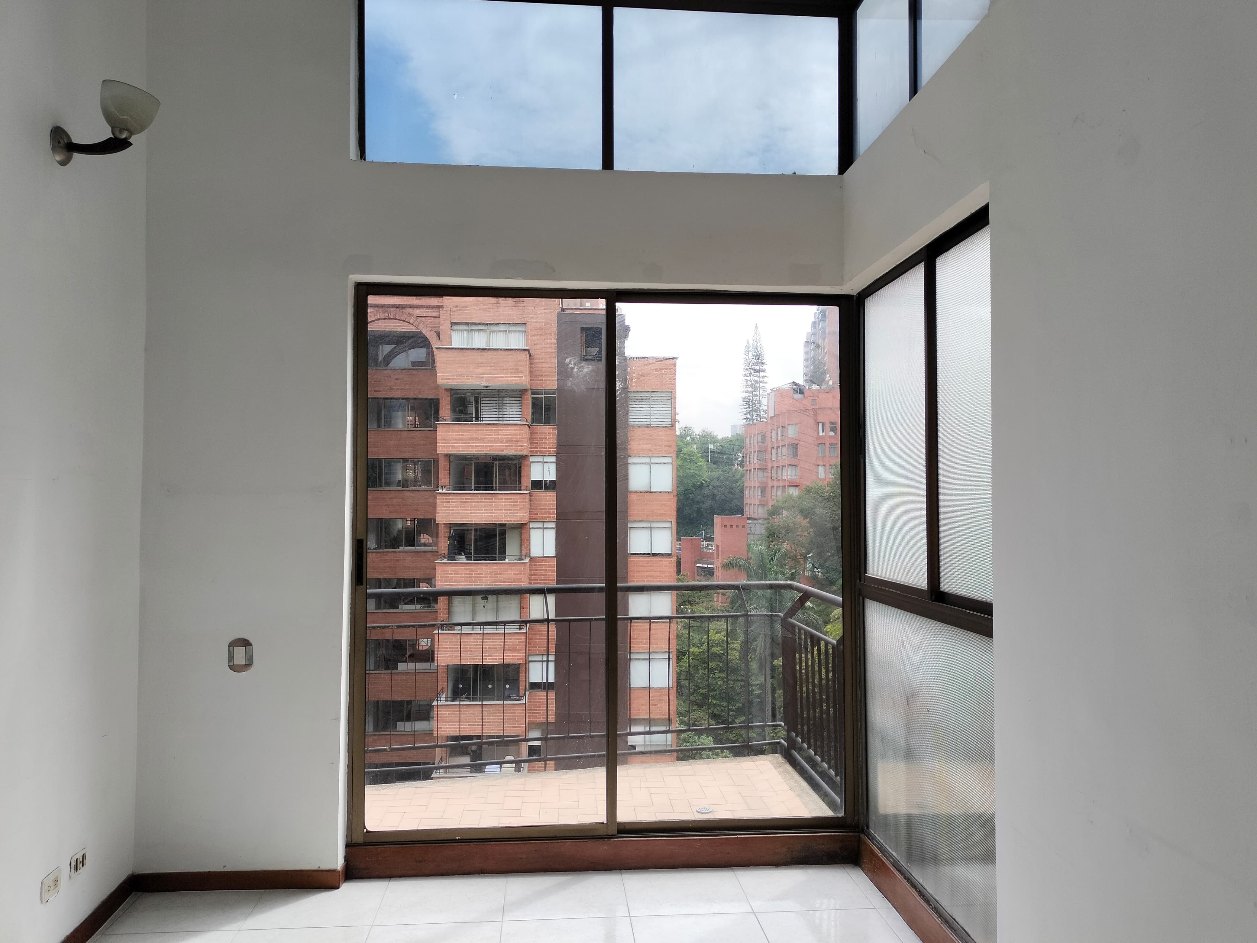 Apartamento en arriendo Antioquia Medellín Castropol 70 m2 Habitaciones 2 Baños 2 Garajes 1 Precio $2850000