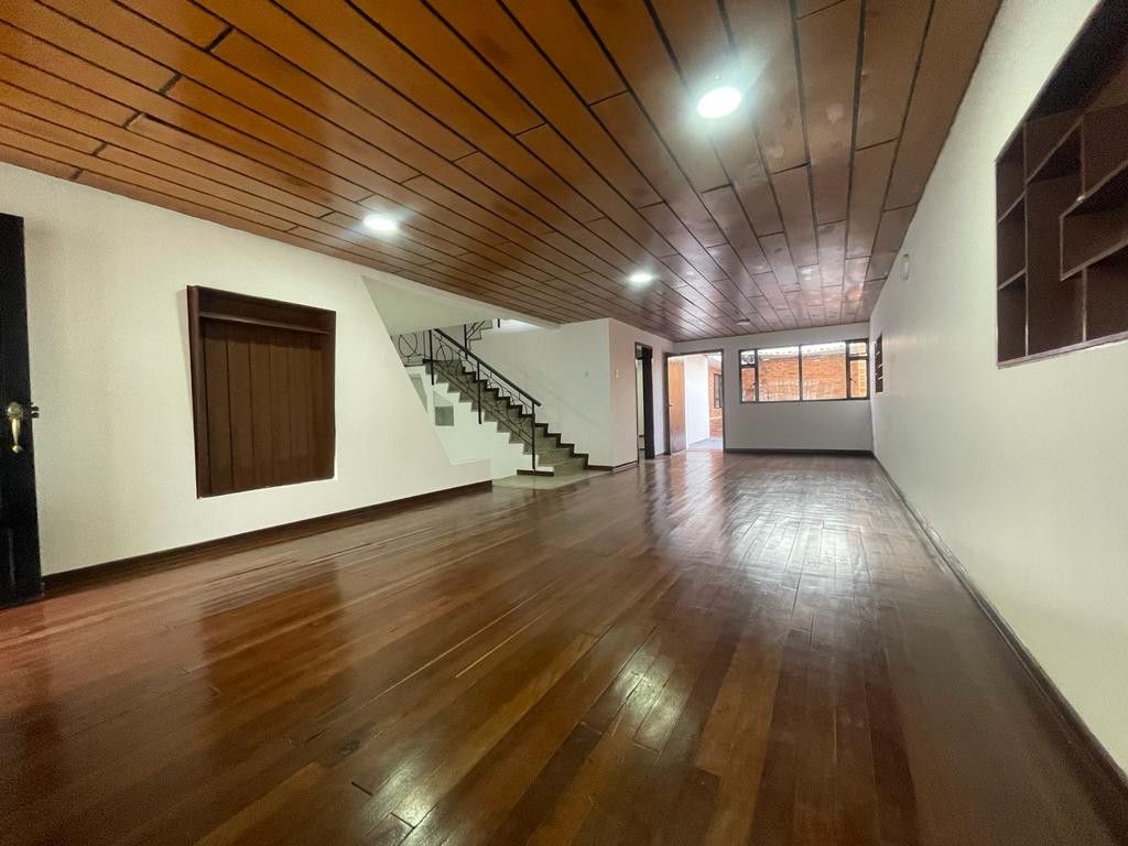 Casa en venta Cundinamarca Bogotá Santa Isabel Sur 220 m2 Habitaciones 5 Baños 3 Garajes 2 Precio $800000000