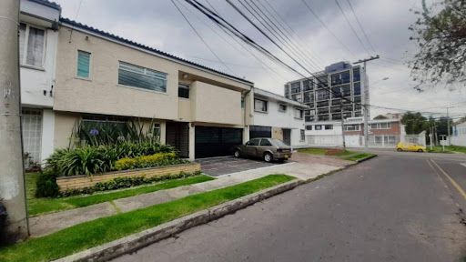 Casa en venta Cundinamarca Bogotá Polo Club 330 m2 Habitaciones 4 Baños 6 Garajes 2 Precio $2350000000