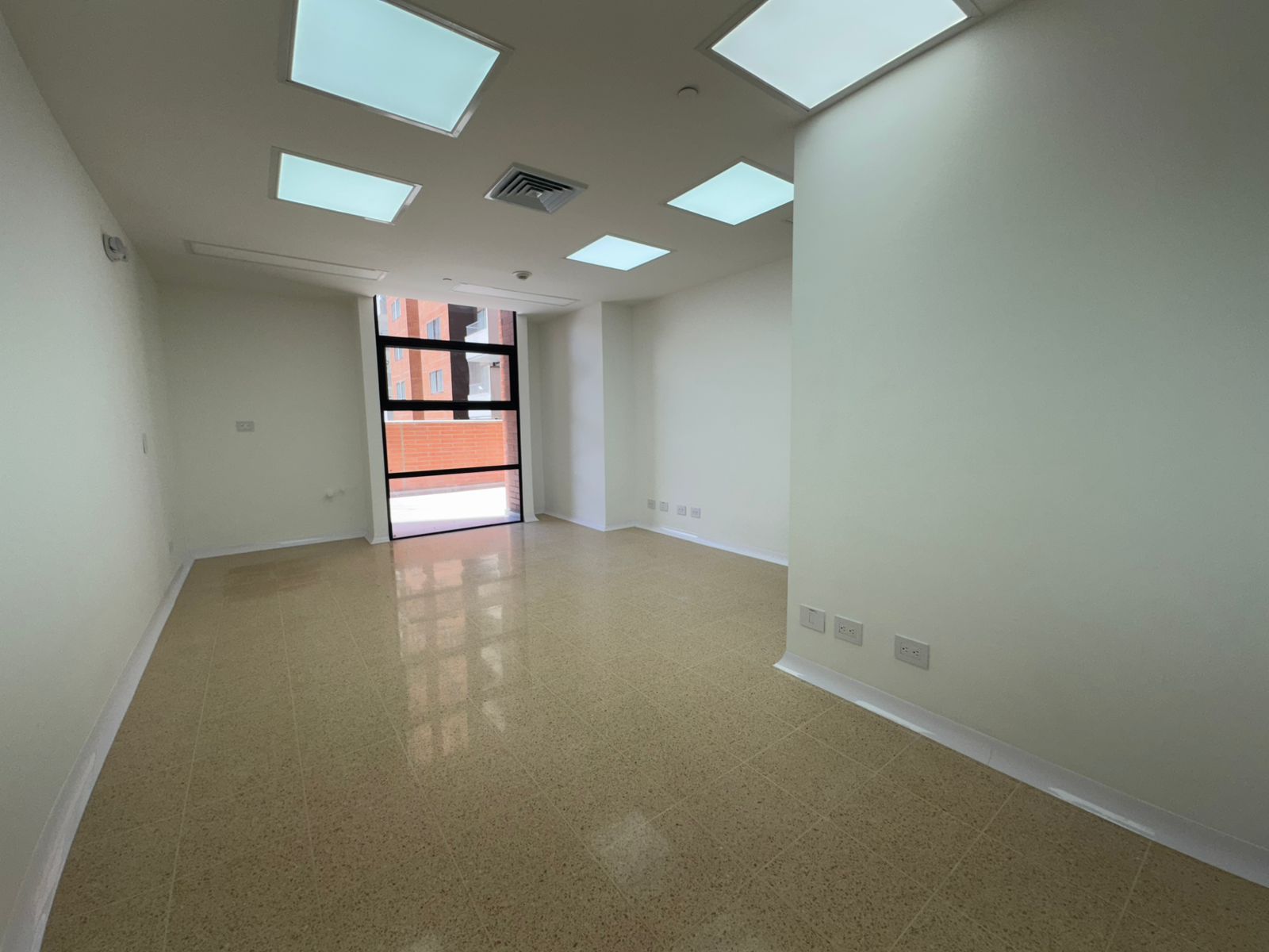 Consultorio en arriendo Antioquia Medellín Simesa 33 m2 Habitaciones 0 Baños 1 Garajes 1 Precio $4500000