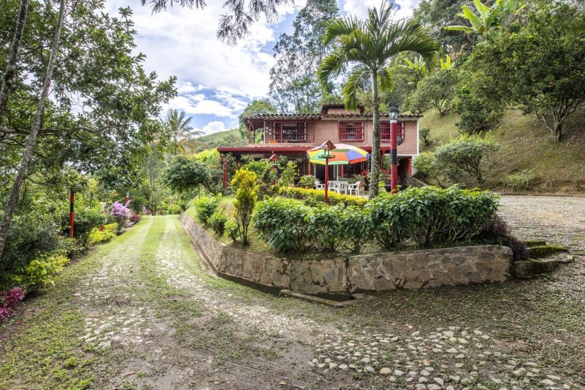 Finca en venta Antioquia Barbosa Centro 200 m2 Habitaciones 3 Baños 2 Garajes 6 Precio $630000000