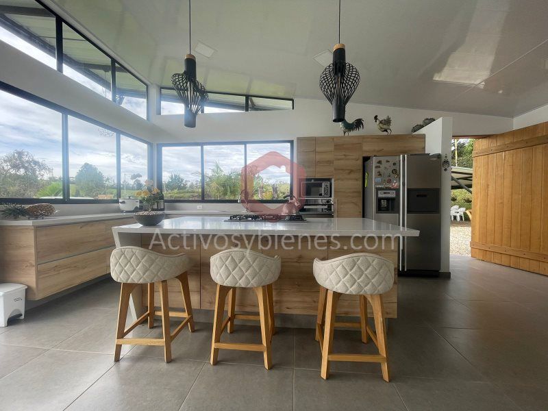 Casa en arriendo o venta Antioquia El Carmen De Viboral Vereda Cristo Rey 3200 m2 Habitaciones 3 Baños 5 Garajes 3 Precio venta $1500000000 Precio arriendo $7500000