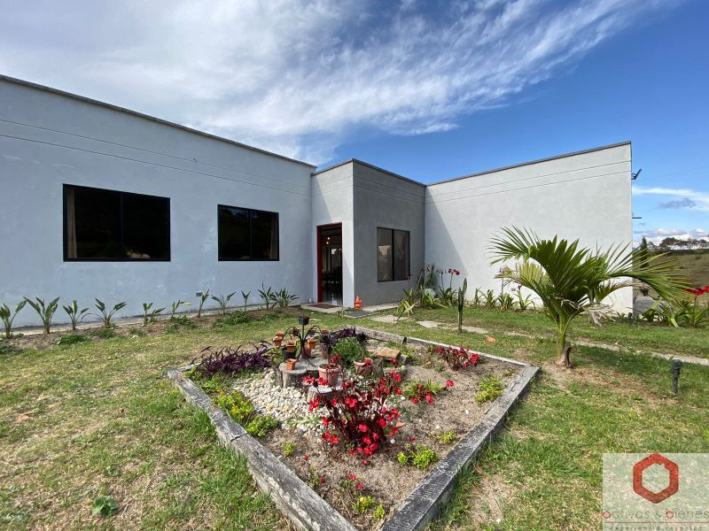 Casa en venta Antioquia Guarne Centro 9750 m2 Habitaciones 3 Baños 3 Garajes 10 Precio $1600000000