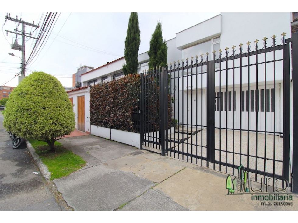 Casa en venta Cundinamarca Bogotá Estoril 340 m2 Habitaciones 4 Baños 3 Garajes 2 Precio $1550000000