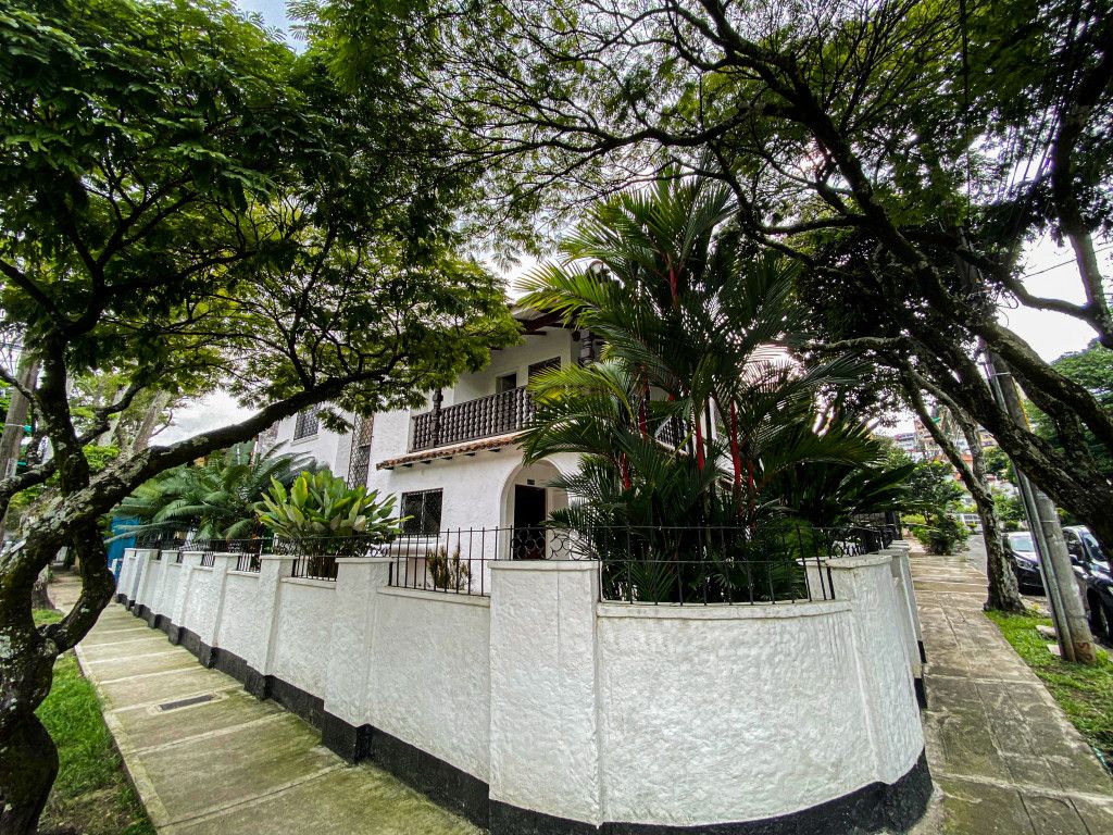 Casa en arriendo Valle Del Cauca Cali Miraflores 400 m2 Habitaciones 4 Baños 3 Garajes 1 Precio $4995000