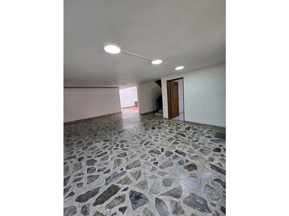 Casa en arriendo Antioquia Medellín Calasanz 250 m2 Habitaciones 5 Baños 3 Garajes 1 Precio $6000000