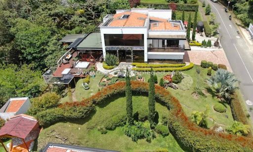 Casa en arriendo o venta Antioquia Medellín El Poblado 1800 m2 Habitaciones 4 Baños 5 Garajes 1 Precio venta $4800000000 Precio arriendo $35000000