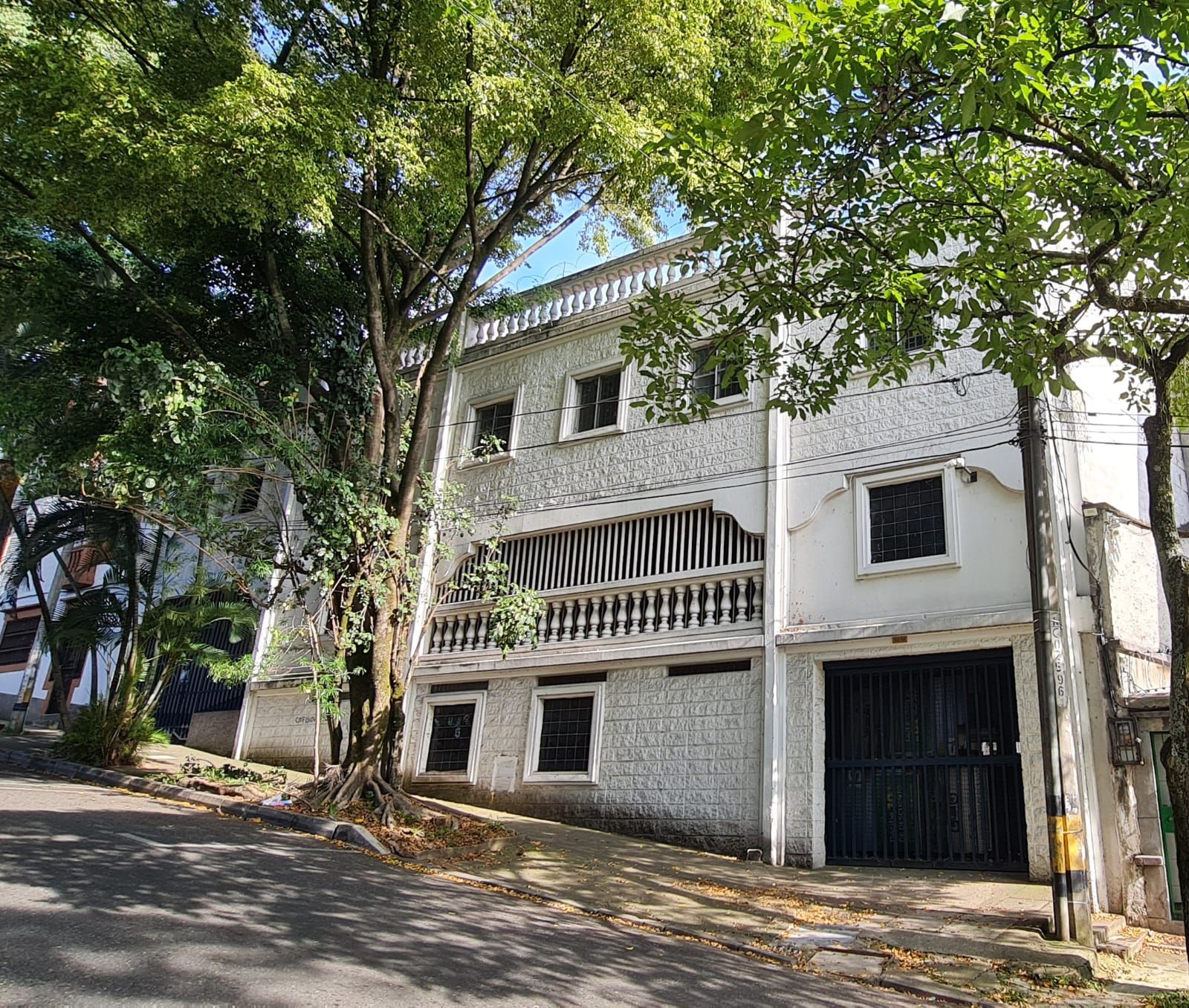 Edificio en arriendo o venta Antioquia Medellín Prado 2425 m2 Habitaciones 6 Baños 6 Garajes 6 Precio venta $7481000000 Precio arriendo $74481000