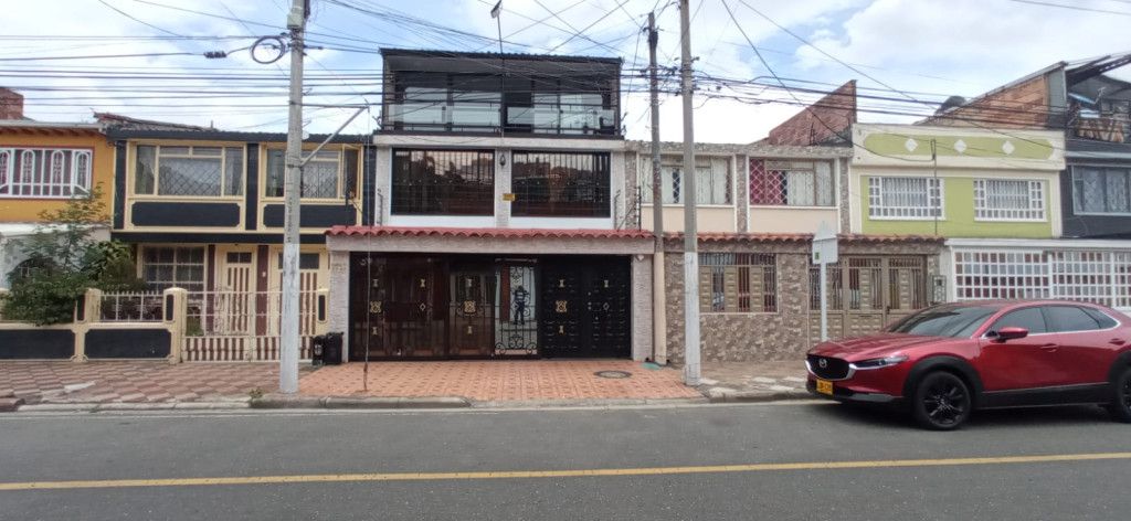 Casa en venta Cundinamarca Bogotá Calvo Sur 237 m2 Habitaciones 4 Baños 6 Garajes 2 Precio $810000000