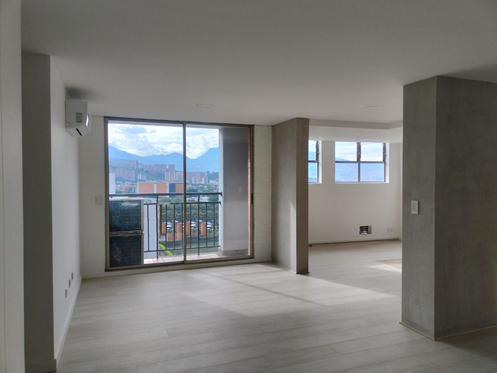 Apartamento en arriendo o venta Antioquia Envigado Cd San Lucas 96 m2 Habitaciones 3 Baños 2 Garajes 1 Precio venta $735000000 Precio arriendo $4500000