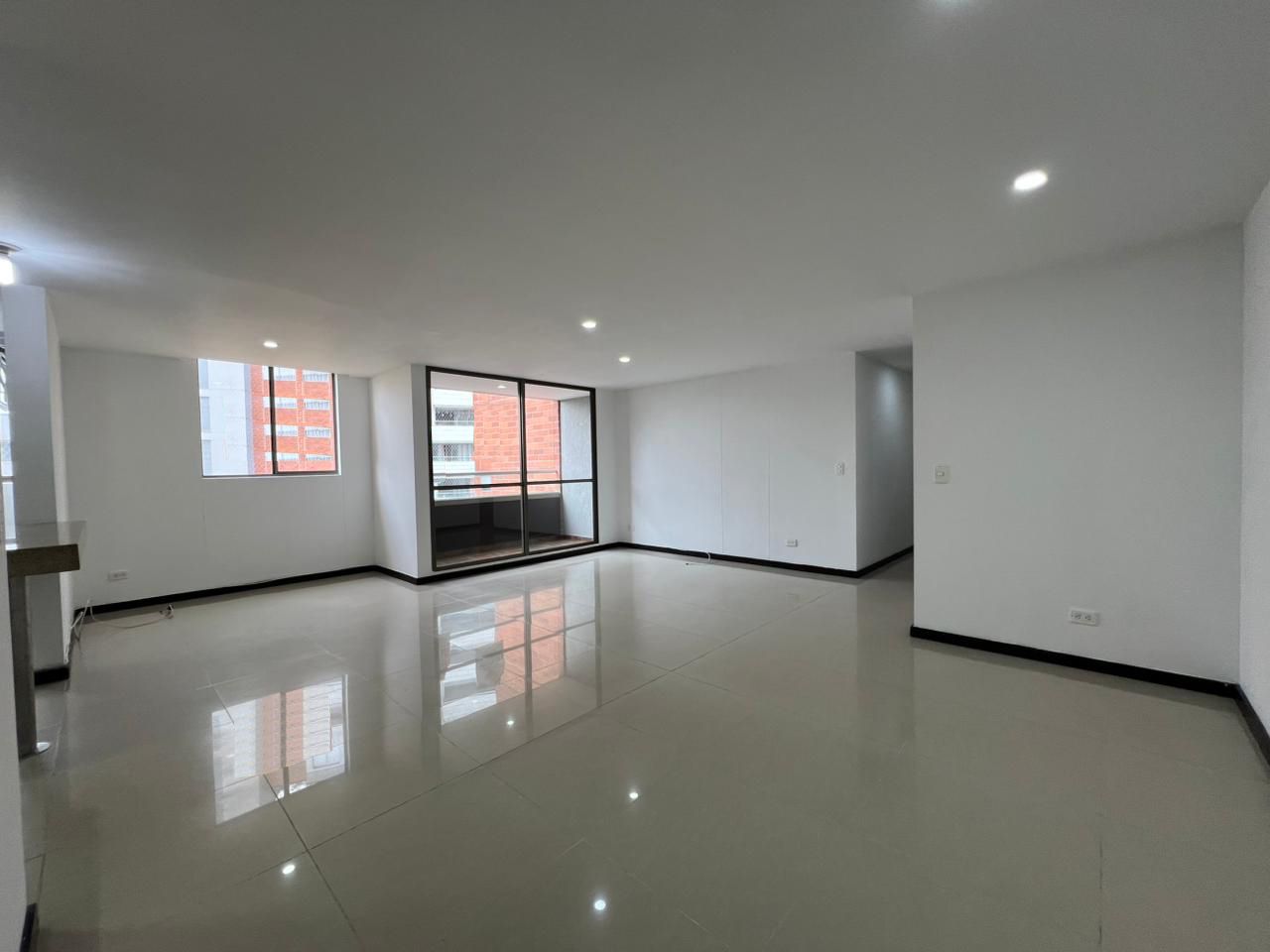 Apartamento en arriendo Antioquia Envigado El Esmeraldal 102 m2 Habitaciones 3 Baños 3 Garajes 2 Precio $3950000