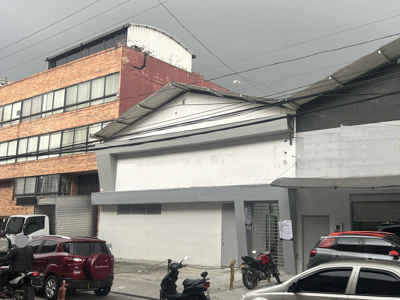 Bodega en arriendo Cundinamarca Bogotá Toberin 300 m2 Habitaciones 0 Baños 3 Garajes 3 Precio $11000000