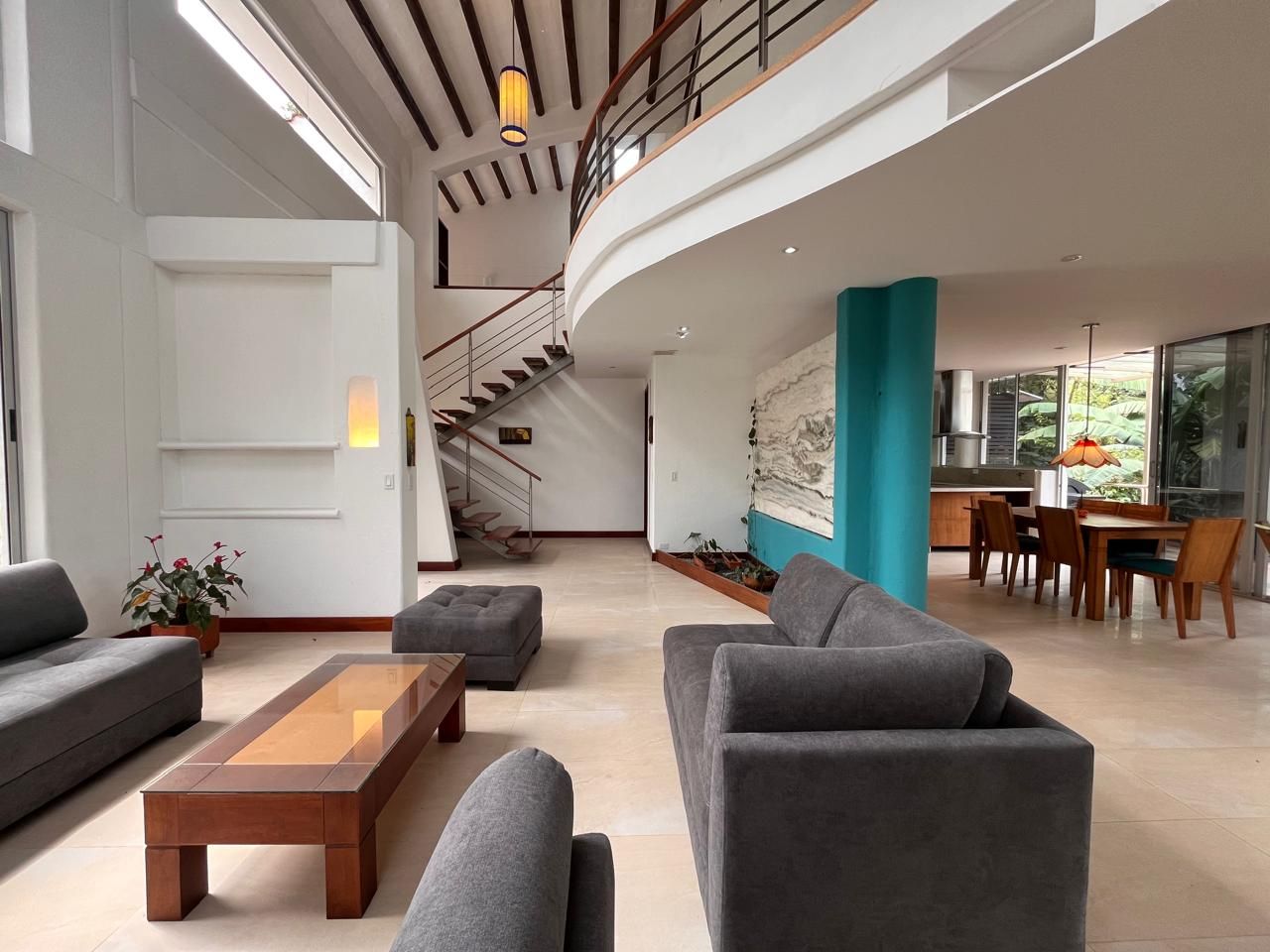 Casa en arriendo o venta Antioquia Envigado Vereda El Peñasco 400 m2 Habitaciones 3 Baños 5 Garajes 4 Precio venta $3600000000 Precio arriendo $19500000