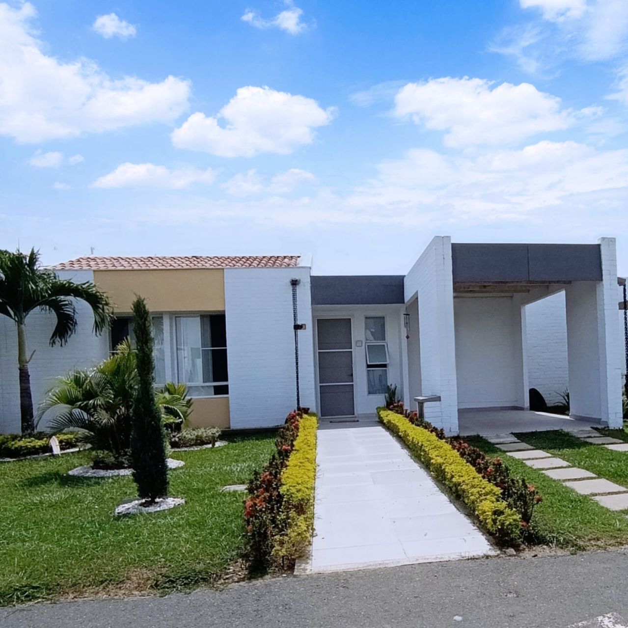 Casa en venta Valle Del Cauca Jamundí Cr Cedros Del Castillo 100 m2 Habitaciones 3 Baños 3 Garajes 2 Precio $750000000