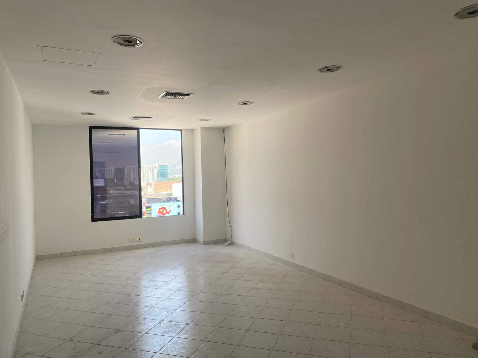 Oficina en arriendo Antioquia Medellín San Diego 34 m2 Habitaciones 0 Baños 1 Garajes 1 Precio $2600000