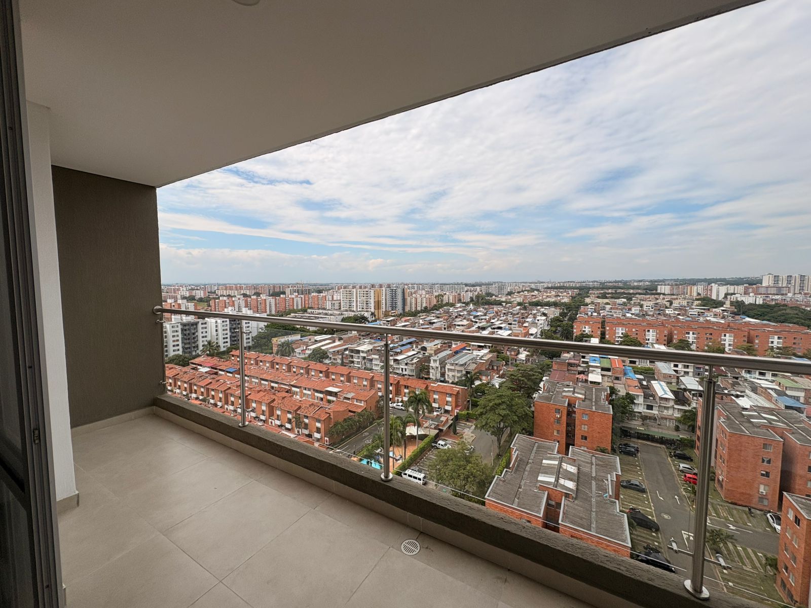 Apartamento en arriendo Valle Del Cauca Cali Lili 116 m2 Habitaciones 3 Baños 3 Garajes 2 Precio $2800000