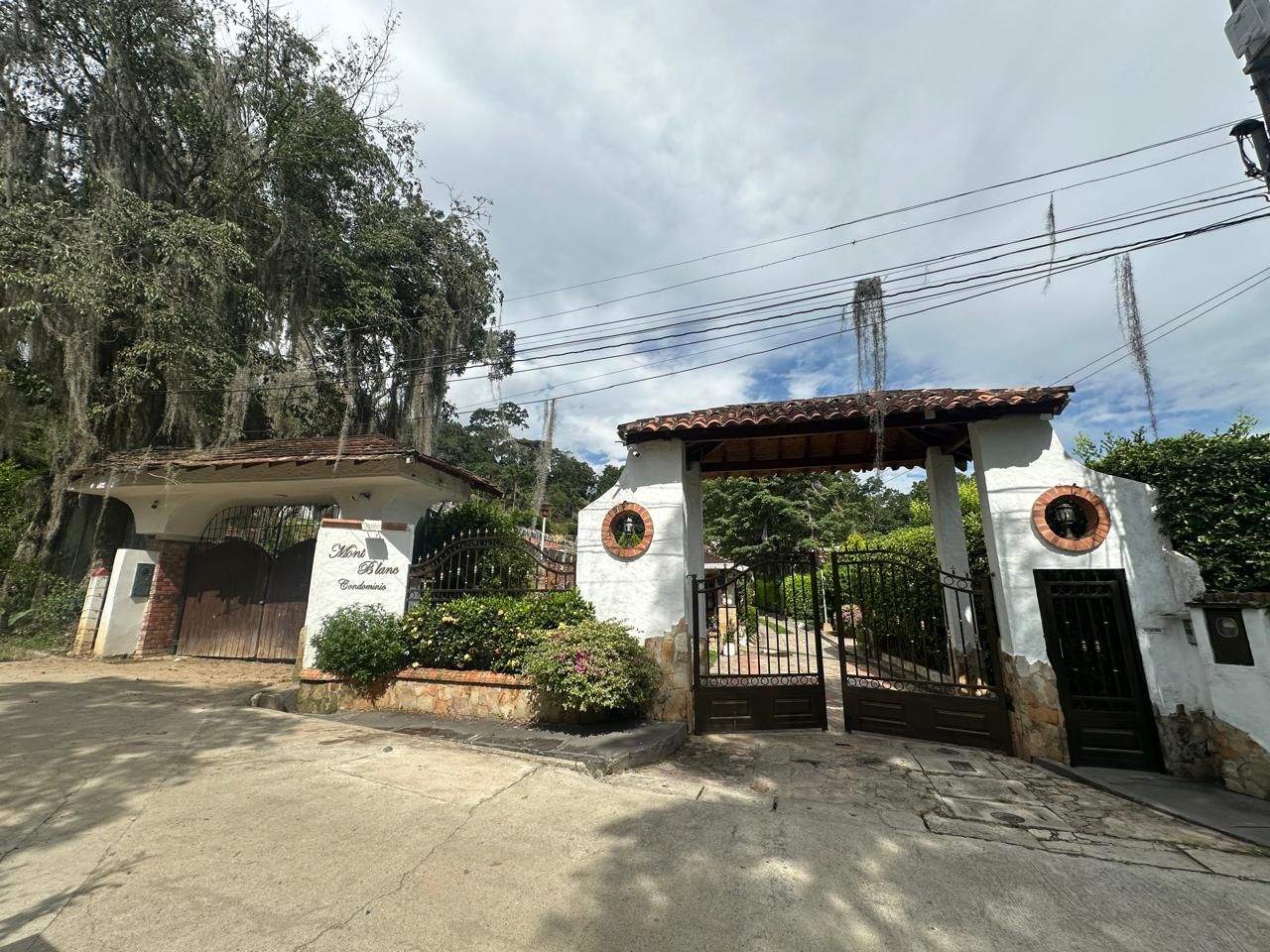 Casa Campestre en venta Santander Piedecuesta Cn Mont Blanc 300 m2 Habitaciones 4 Baños 5 Garajes 2 Precio $1250000000